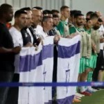 מביש: חלק משחקני מכבי חיפה סירבו להחזיק שלט למען החטופים