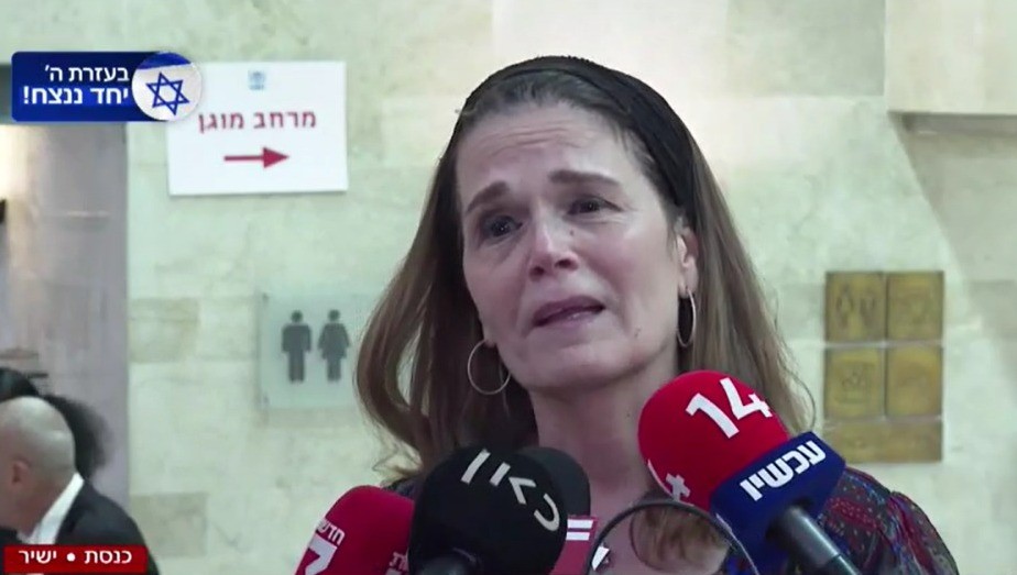 חברת הכנסת מיכל וולדיגר מספרת בדמעות על סרטוני הזוועה | צילום מסך מתוך חדשות 14