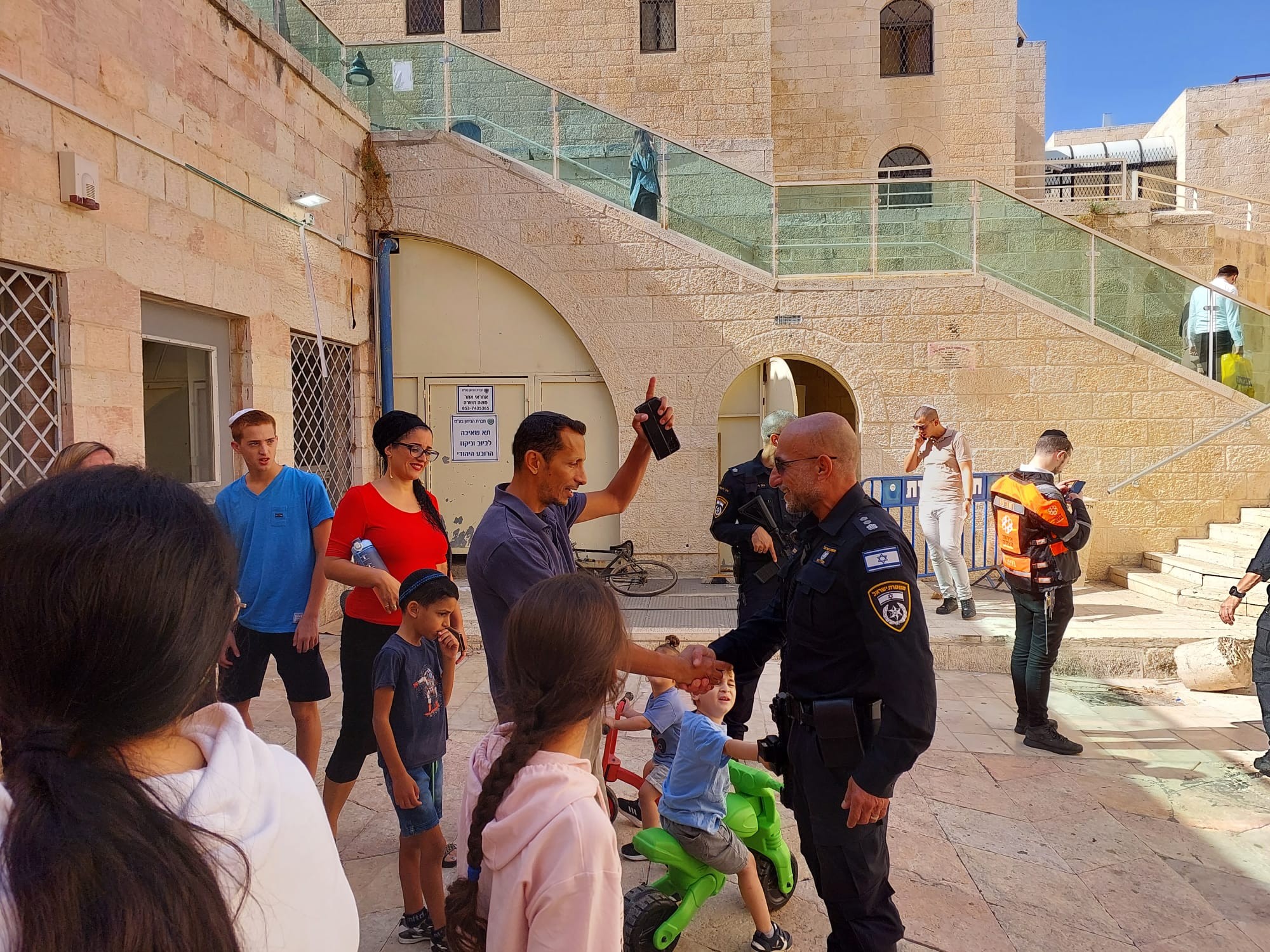 ויקרא שמו - עופרי: שוטרי מחוז ירושלים יצאו למשימה מיוחדת