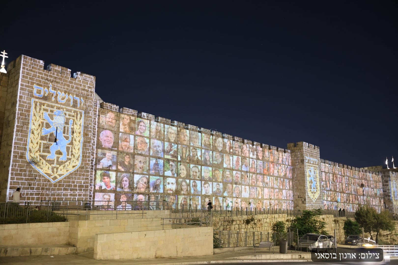 חודש בשבי: תמונות החטופים הוקרנו על חומות העיר ירושלים
