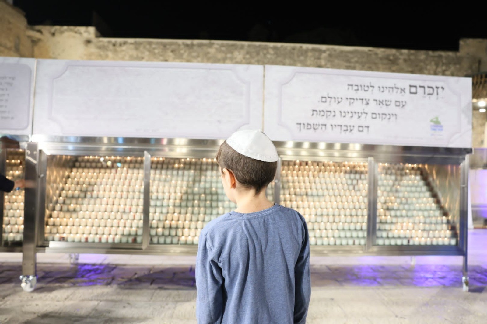 לזכר הנרצחים: 1400 נרות הודלקו בכותל במלאת 30 יום לטבח
