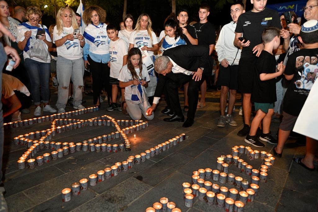 כסאות ריקים עם תמונות החטופים: מציינים חודש למתקפה