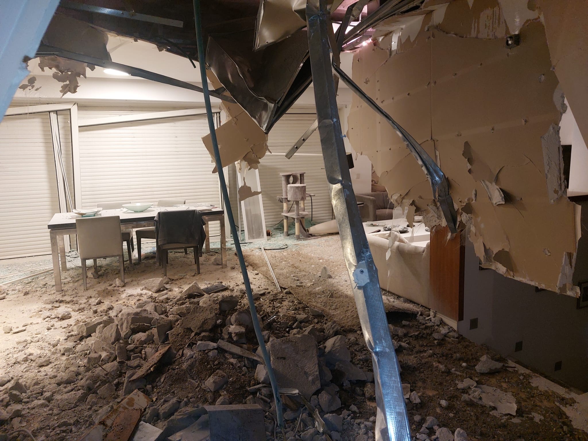 פגיעה ישירה בבית בסביון: מטח רקטות שוגר לעבר המרכז