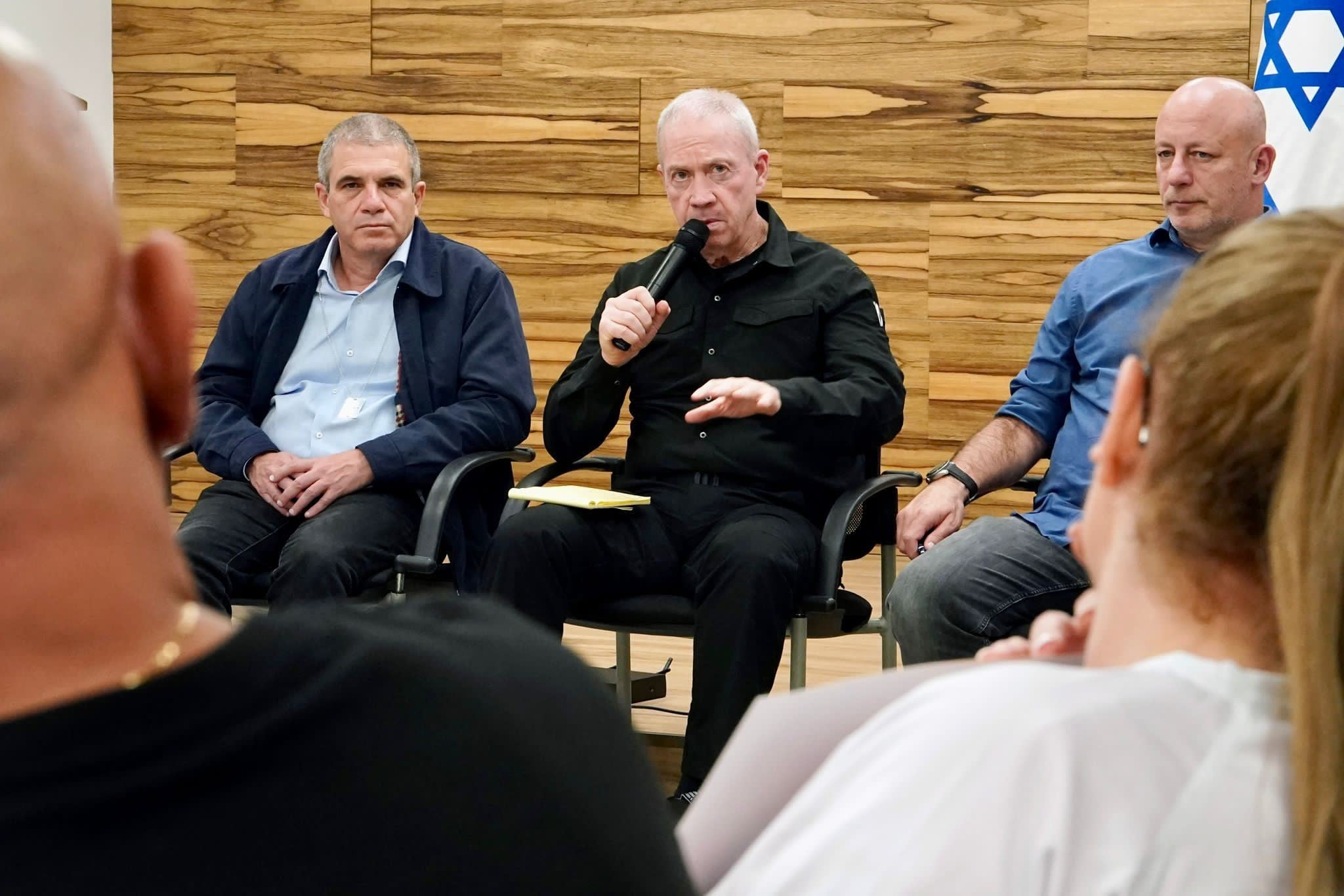 שר הביטחון גלנט עם משפחות החטופים | צילום: אריאל חרמוני, משרד הביטחון