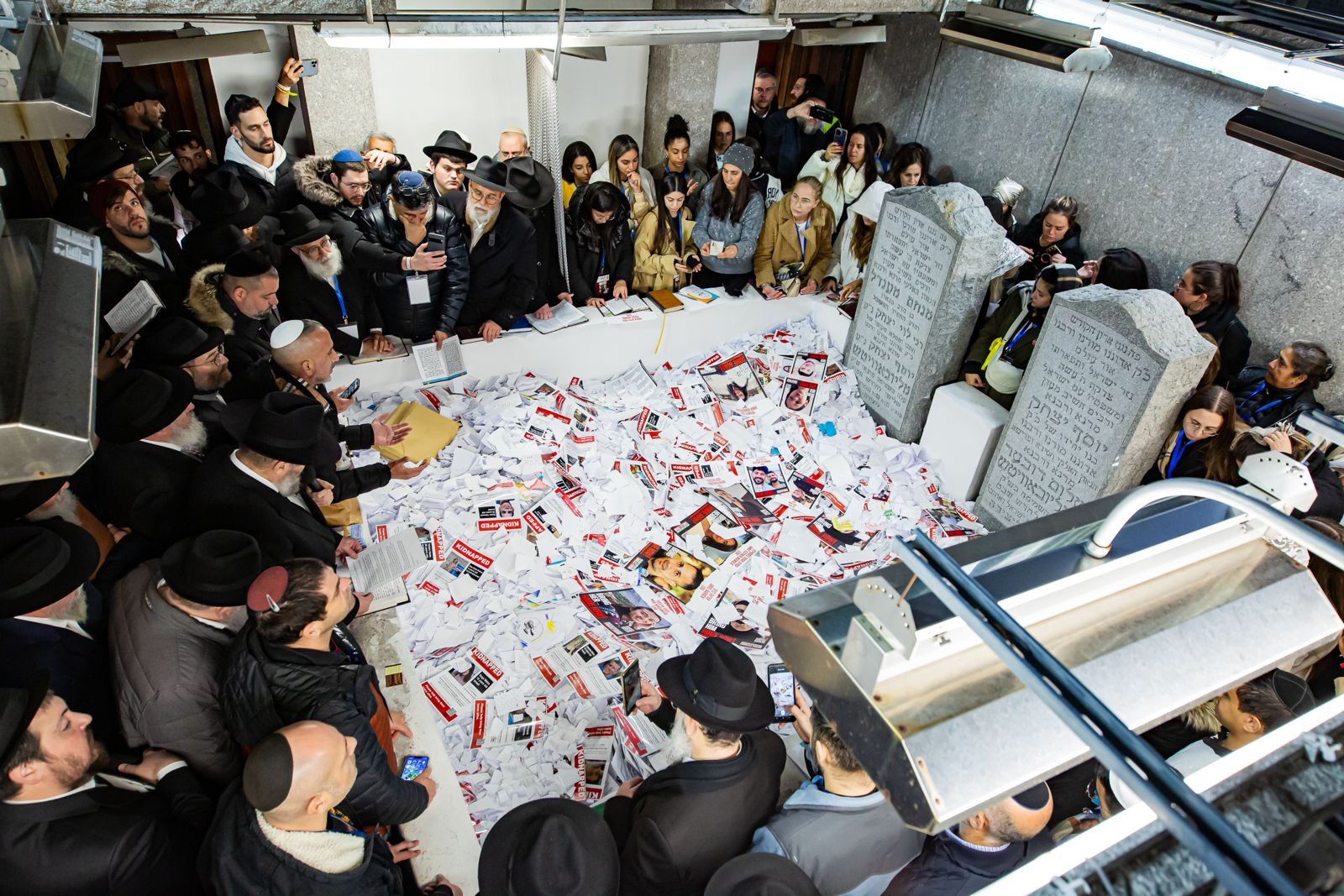 תפילה עם דמעות: משפחות החטופים הגיעו לרבי מלובביץ'