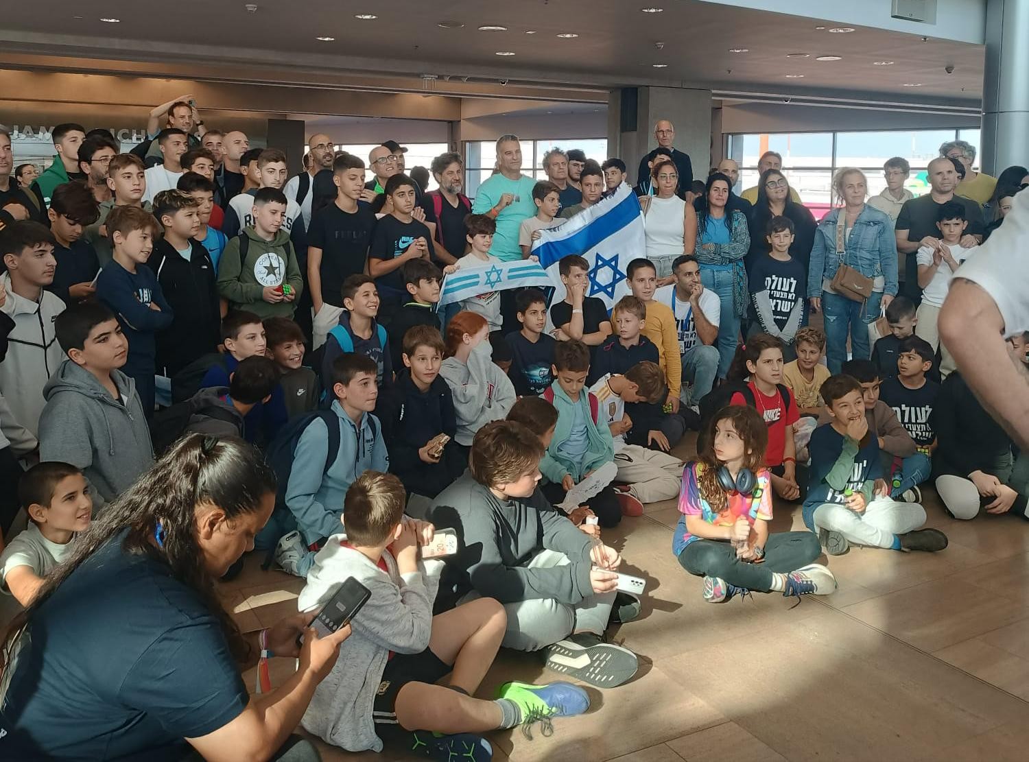 מרגש: מאות מילדי העוטף ימריאו לעודד את נבחרת ישראל