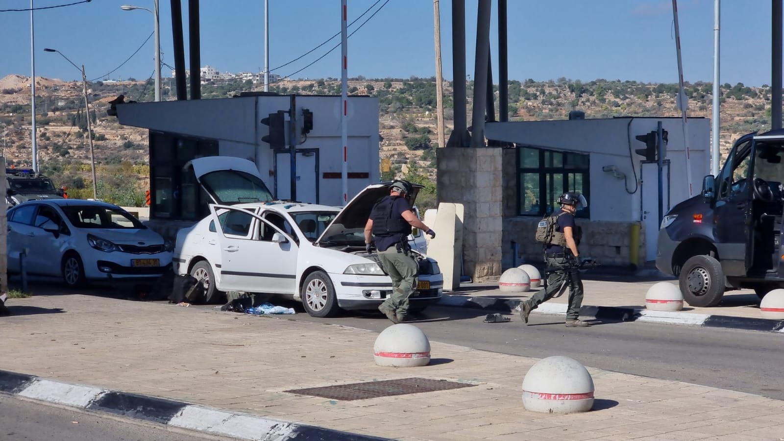 הכוחות פועלים בזירת הפיגוע במחסום המנהרות | צילום: דוברות המשטרה