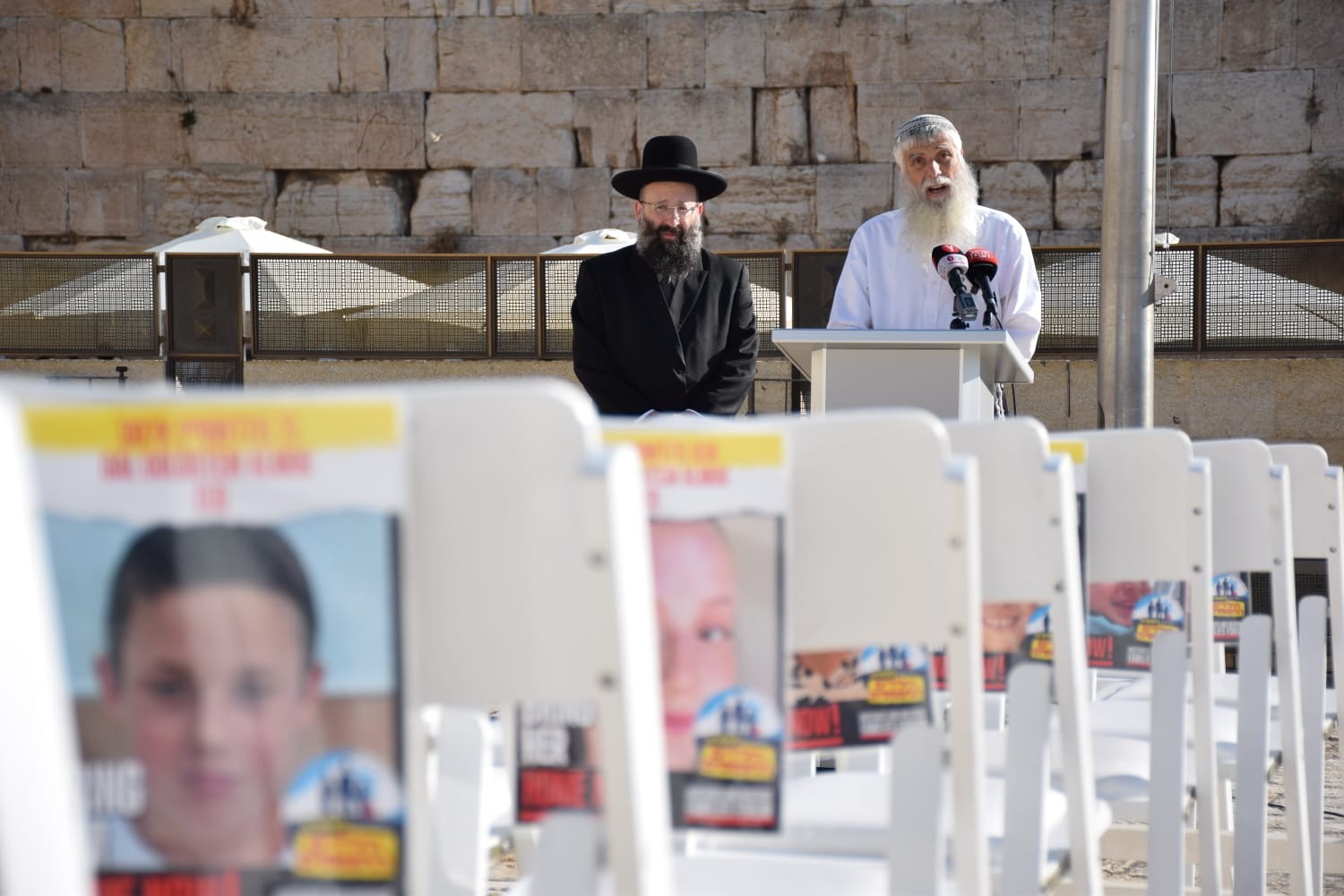 38 שמות הילדים החטופים הוקראו בכותל מול כיסאות ריקים