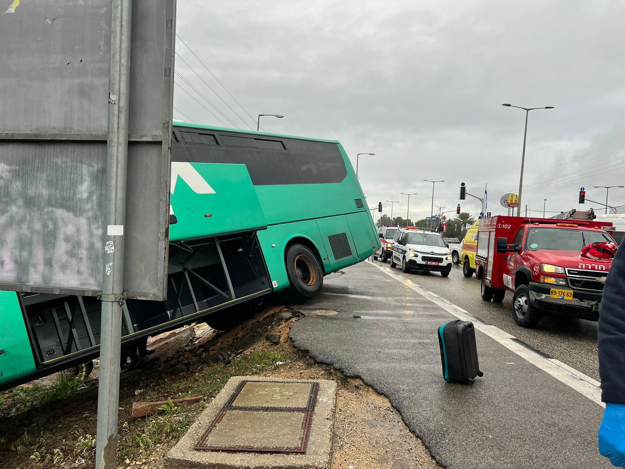 בנס גדול: אוטובוס סטה מנתיבו - שני פצועים במצב קל | תיעוד