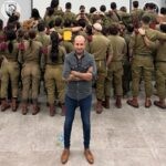 חודש לאחר שאחיינו נרצח במסיבה, הקוסם חוזר להופיע: "הבטחתי"