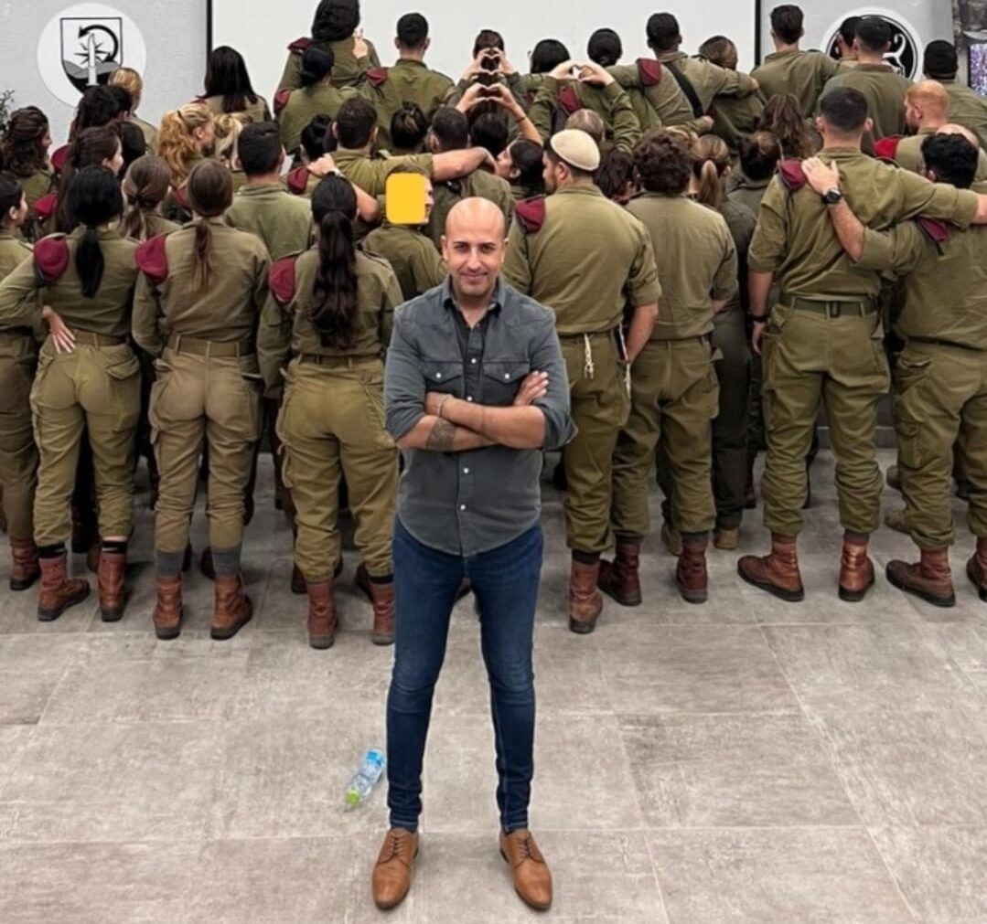 חודש לאחר שאחיינו נרצח במסיבה, הקוסם חוזר להופיע: "הבטחתי"