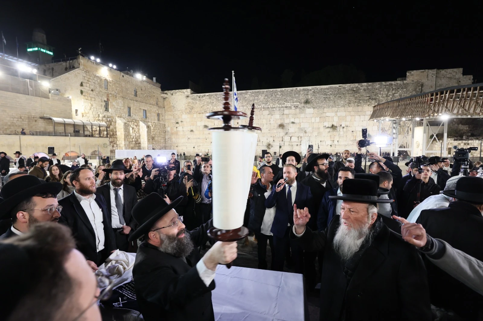מרגש: מעמד הכנסת ספר תורה לכותל בהשתתפות משפחות החטופים