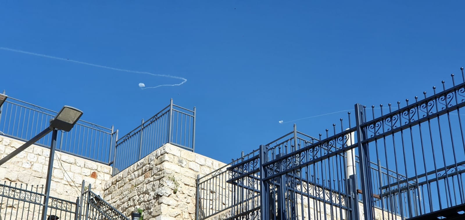 לחימה בצפון: כ-35 רקטות שוגרו מלבנון לגליל - אין נפגעים