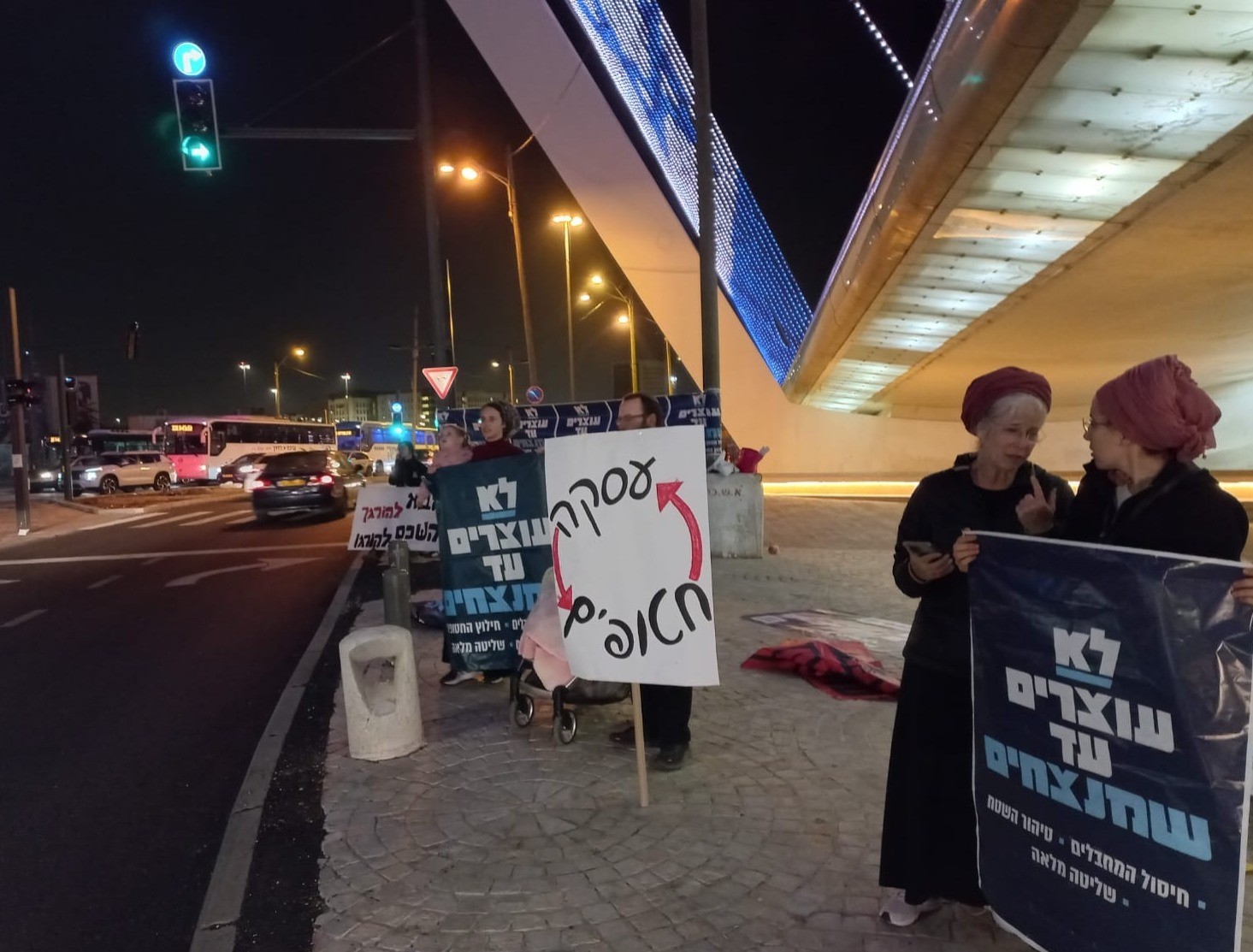 מאות הפגינו ברחבי הארץ: "לא עושים עסקה עם השטן"