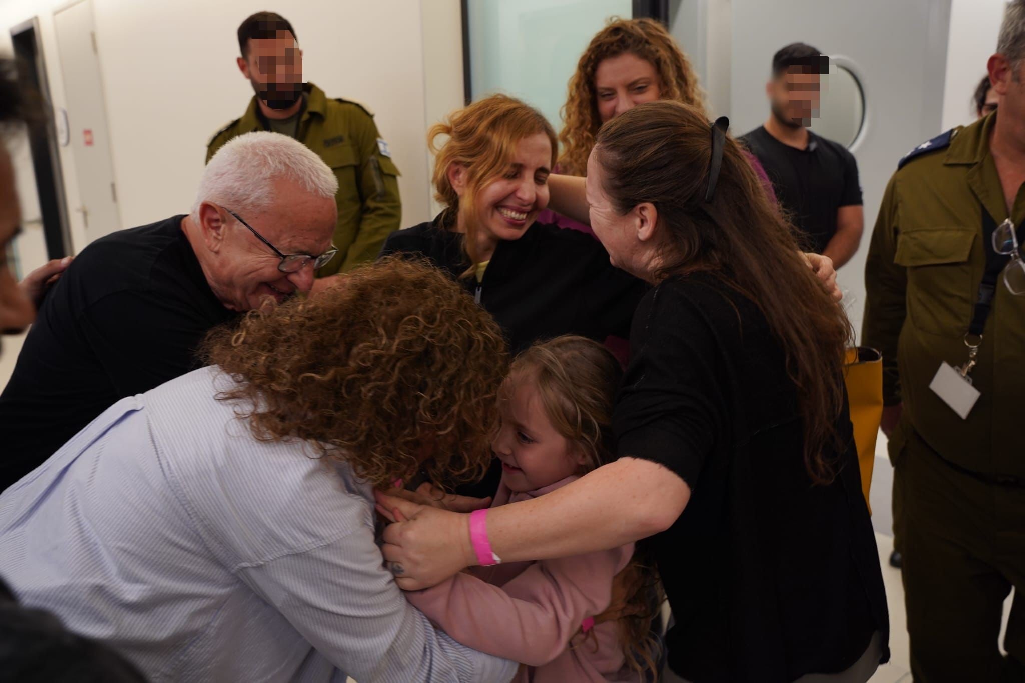 דניאל אלוני ובתה אמיליה מתאחדות עם קרוביהן | צילום: דו"צ, באדיבות המשפחות