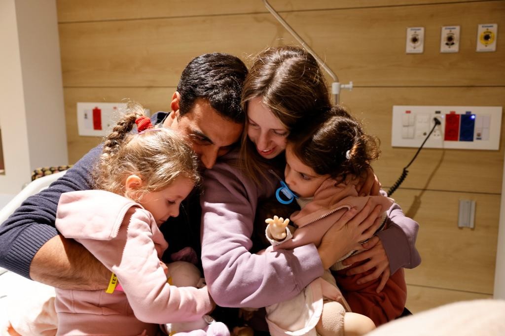 יוני אשר מתאחד עם אשתו דורון, ובנותיו רז ואביב | צילום: דוברות מרכז שניידר