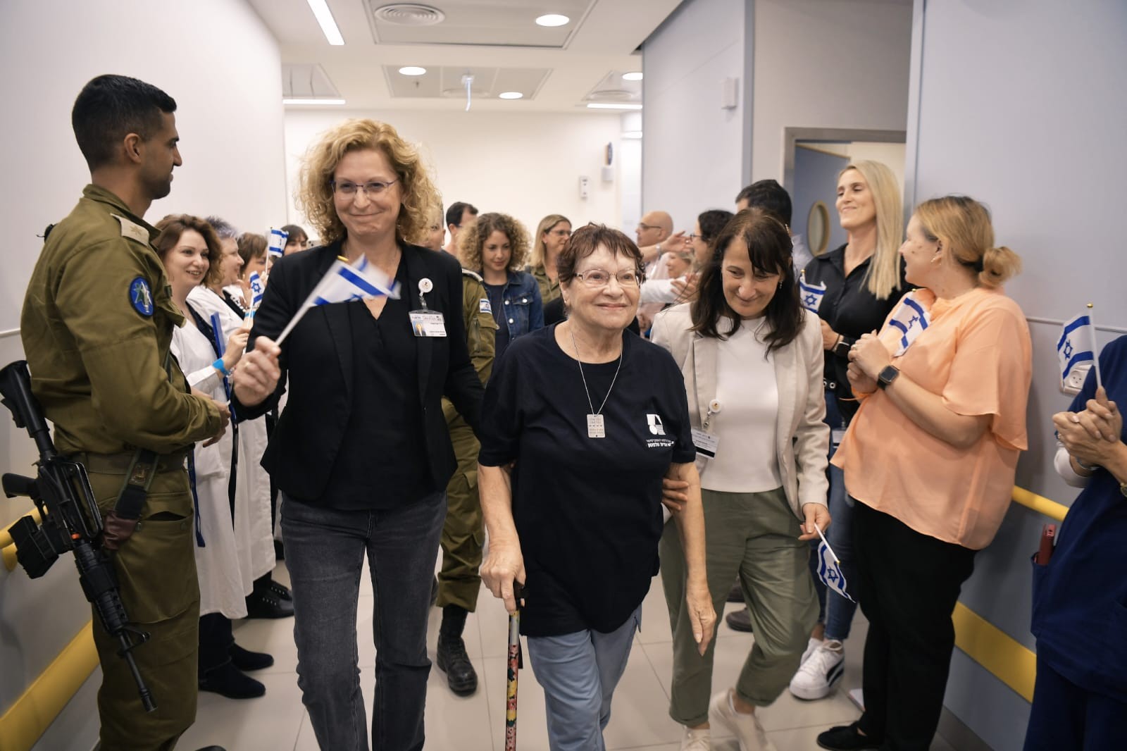 חנה פרי שוחררה מאשפוז - המשפחה הריעה עם דגלי ישראל | צפו