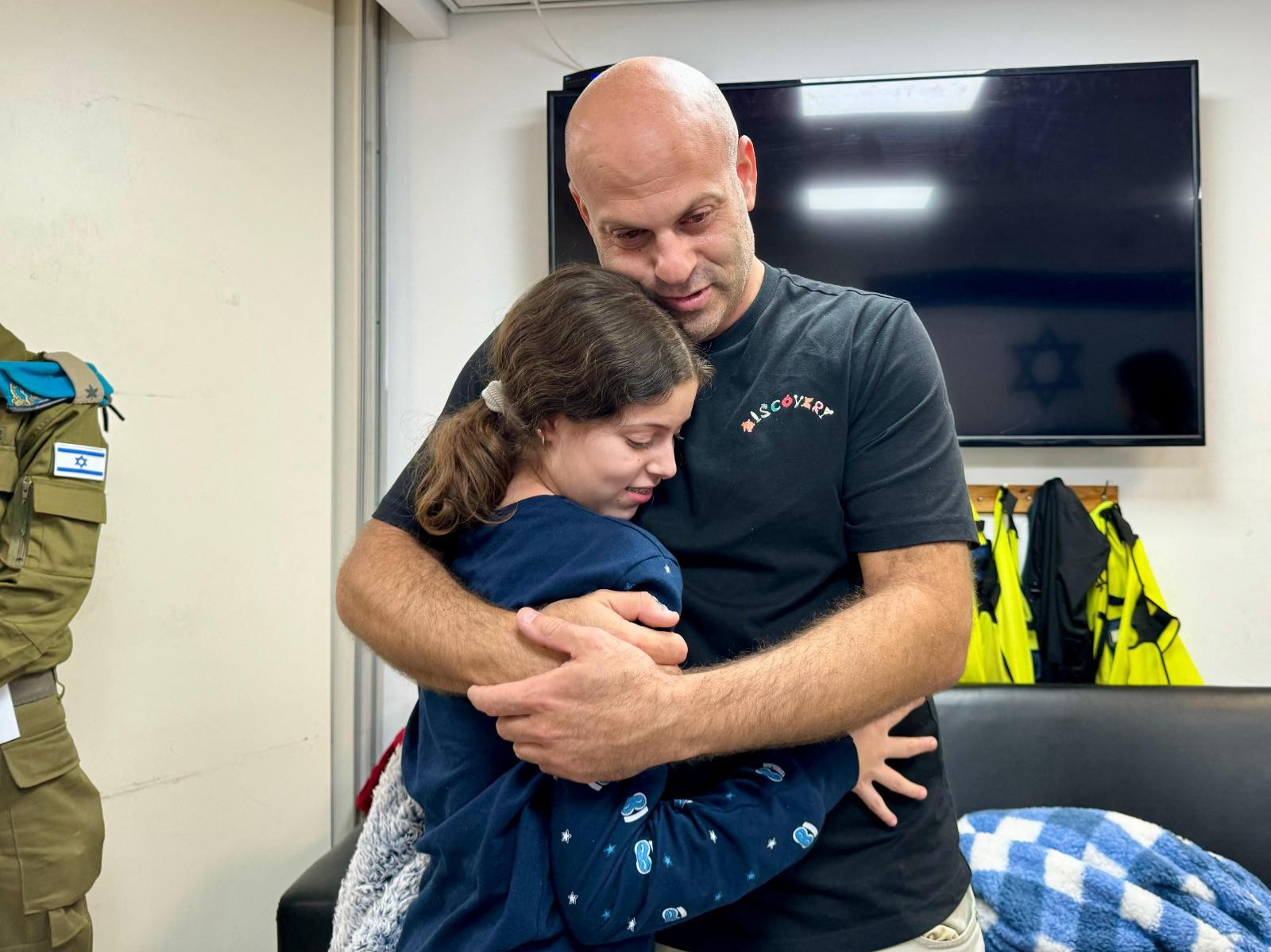 המפגש הראשוני בין הילה רותם שושני ודודה יאיר | צילום: דובר צה"ל