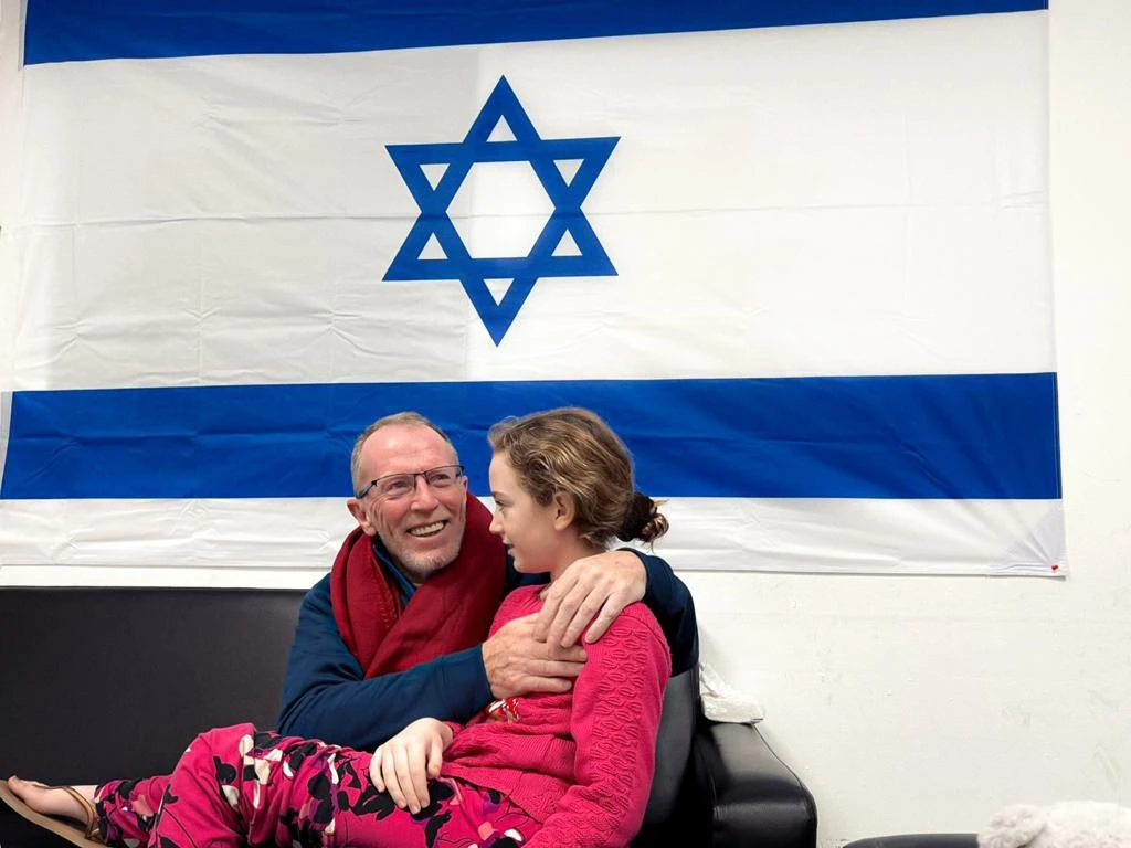 "גם אני הייתי שם": אמילי הנד מברכת את החטוף כפיר ביבס