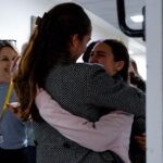 חיבוקים ודמעות: תיעוד מרגש מרגעי חזרתם של החטופים לישראל