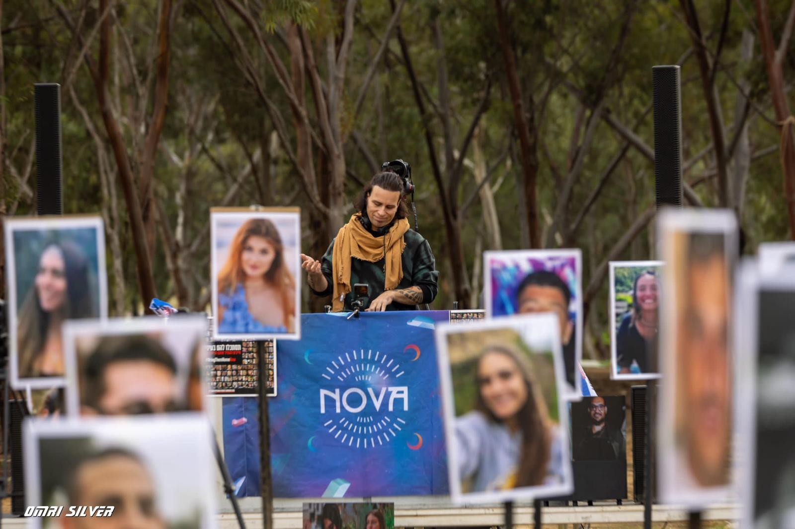 שובר לב: סקאזי ניגן מול תמונות החטופים והנרצחים בשטח המסיבה