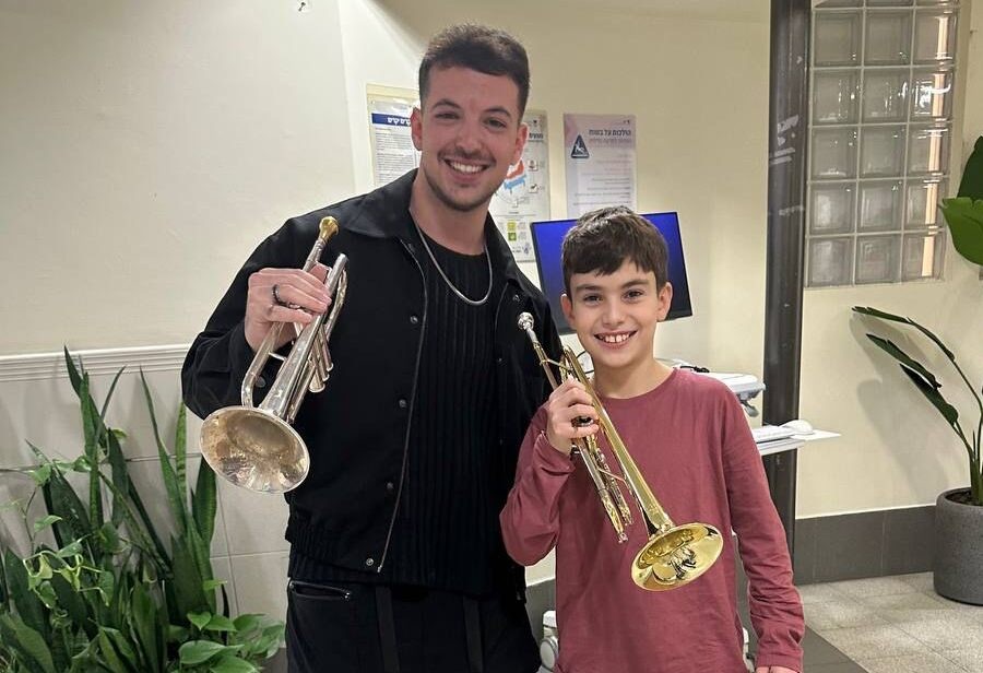דמענו: ארז קלדרון שחזר מהשבי מנגן בחצוצרה יחד עם הדי ג'יי