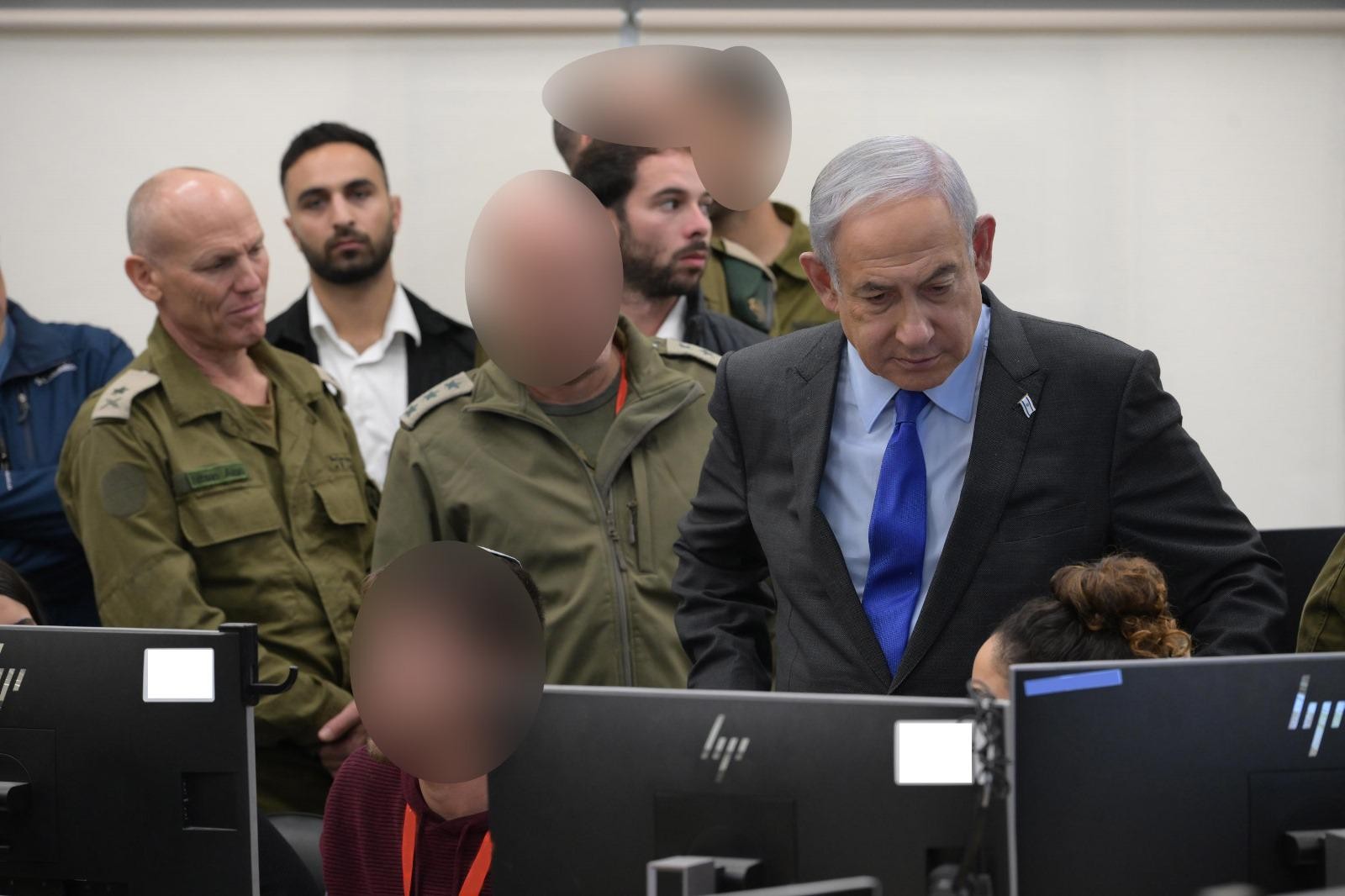 "עבודה מדהימה": רה"מ ביקר במפקדת המודיעין להשבת החטופים