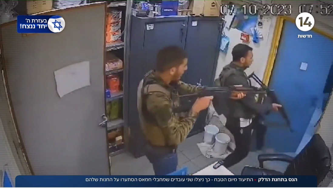 מחבלים הסתערו על תחנת הדלק, העובדים ניצלו בנס | תיעוד דרמטי