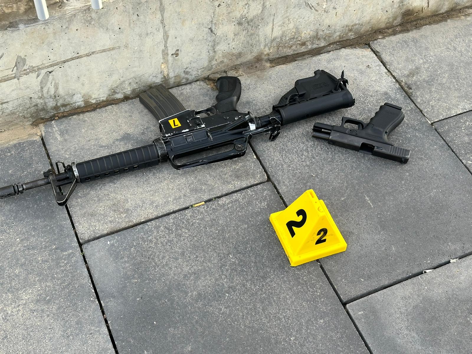 הנשקים של המחבלים בזירת הפיגוע הרצחני בירושלים | צילום דוברות המשטרה