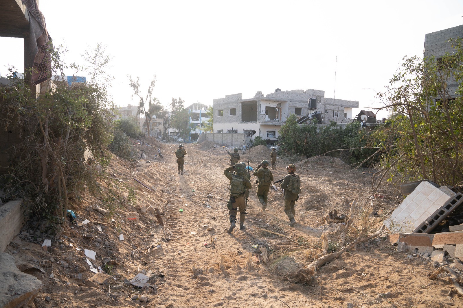 קלצ'ניקוב, גרזנים ומחסניות בבית: צה"ל פשט על מרחב בית חאנון