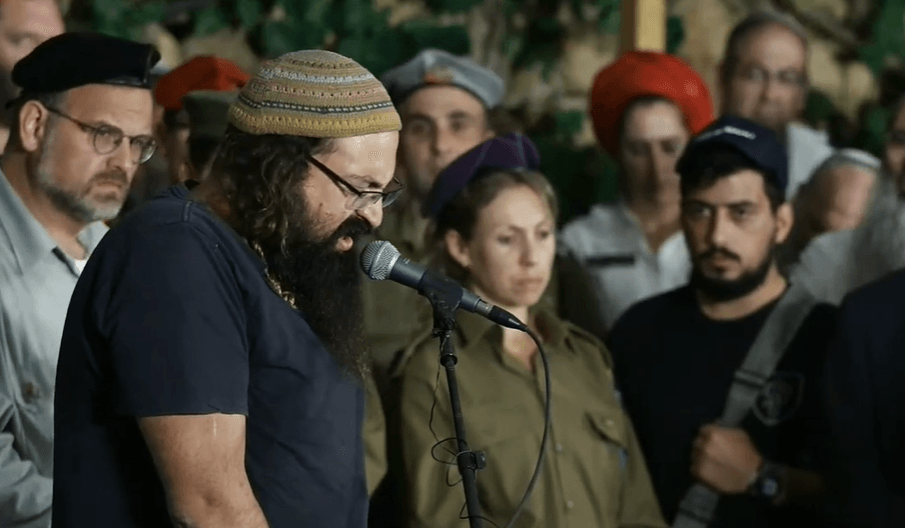 אליאב אליהו בהלווית אחיו. צילום: באדיבות אלעזר ריגר.