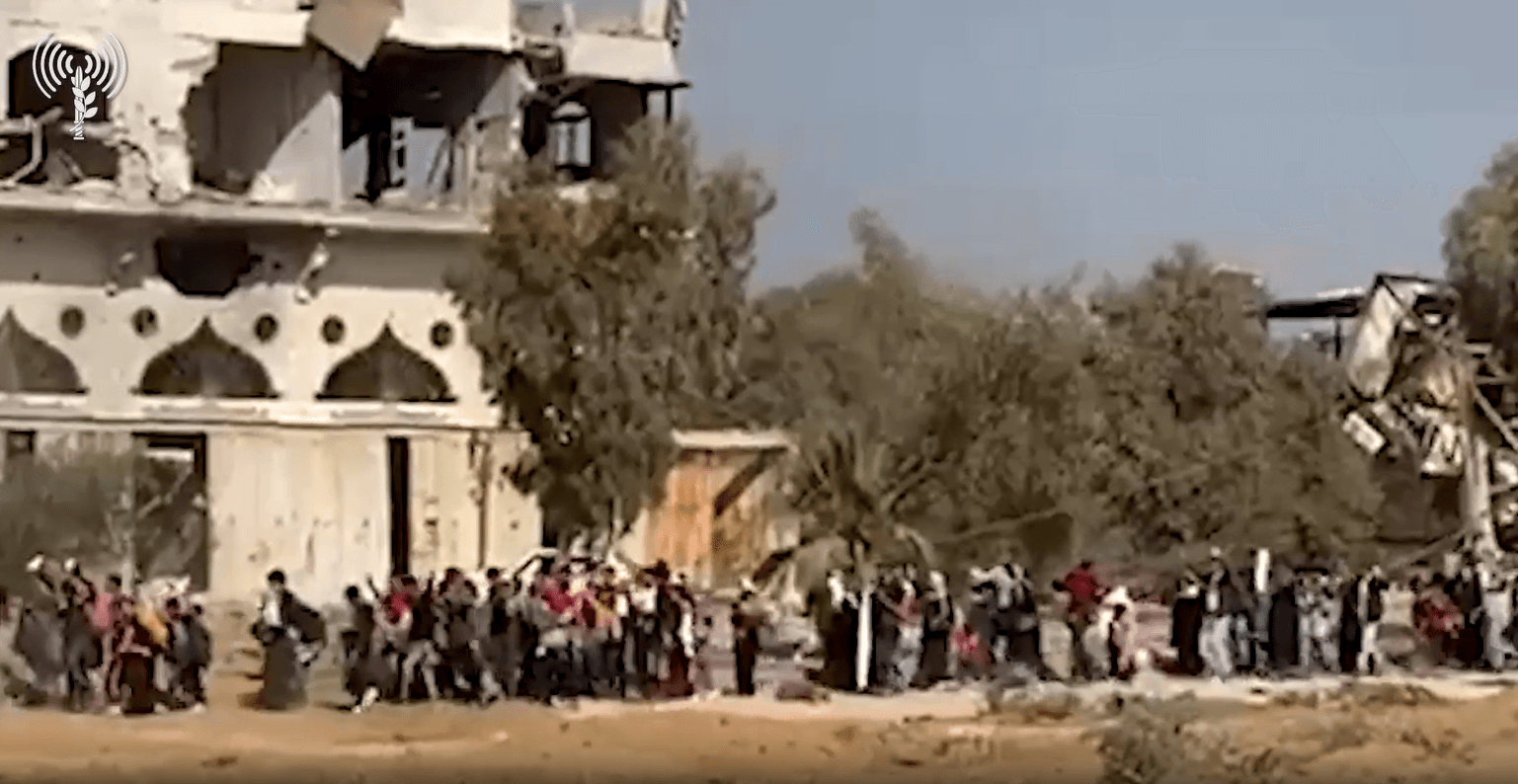 נענו לדרישת צה"ל: אלפי תושבי צפון הרצועה נעים דרומה | תיעוד
