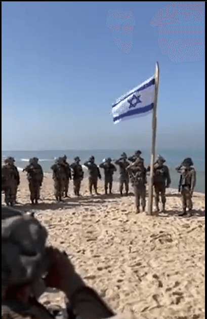 בלב עזה: לוחמינו מצדיעים לדגל ישראל ושרים 'התקווה' | תיעוד