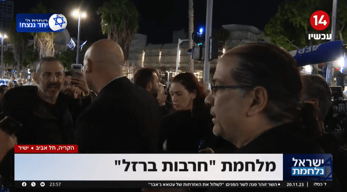 "התלבשו על הטרגדיה": כתב ערוץ 14 הותקף בהפגנת מטה החטופים