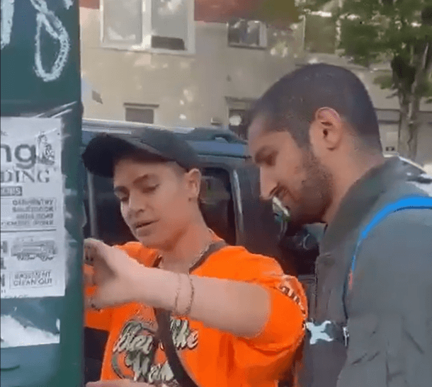 מנכ"ל Crafty אישאן דאיה תולש פוסטרים של בני ערובה | צילום מסך, טוויטר