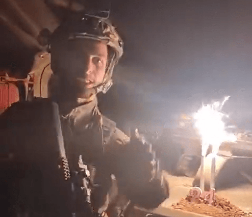 תיעוד עוצמתי: אחיו של החטוף חוגג לו יום הולדת - בלב עזה