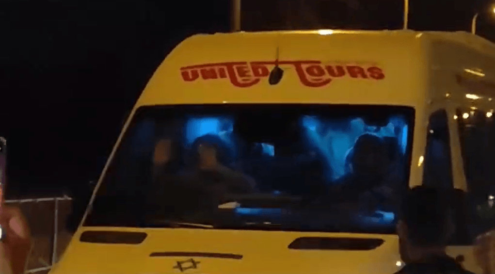 מצמרר: החטופים הגיעו לאופקים; צפו בתגובות הקהל