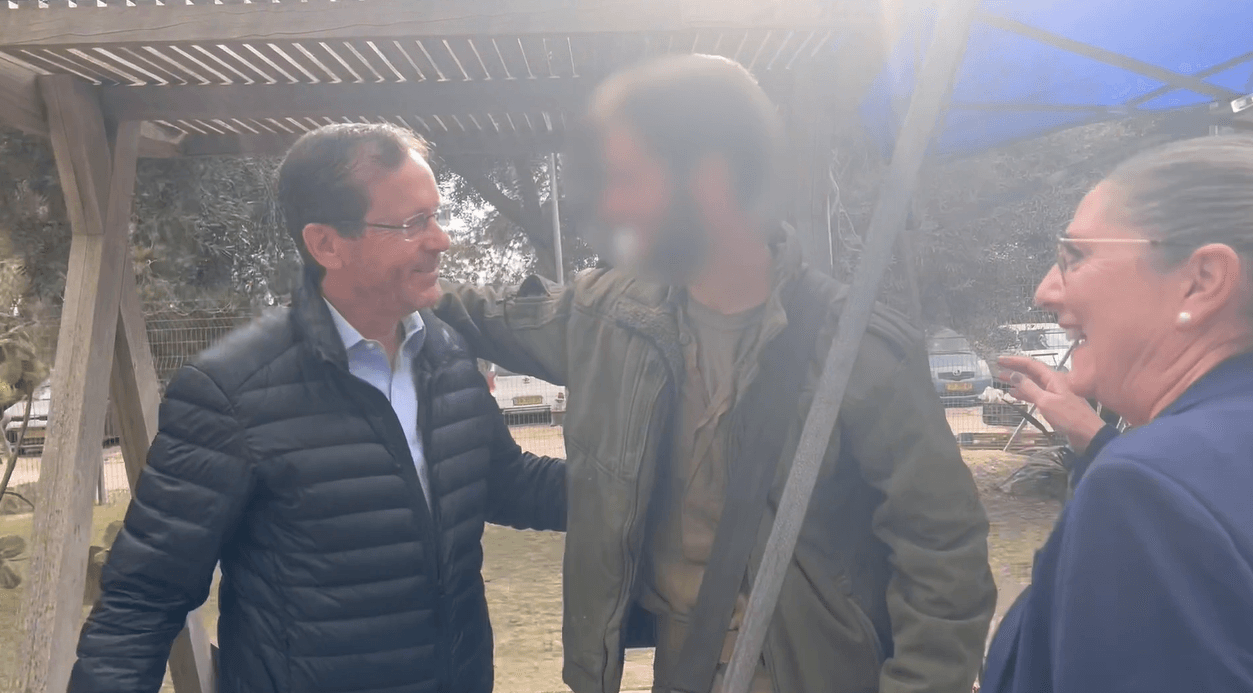 במהלך ביקורו בעוטף עזה: הנשיא פגש את בנו הלוחם | צפו