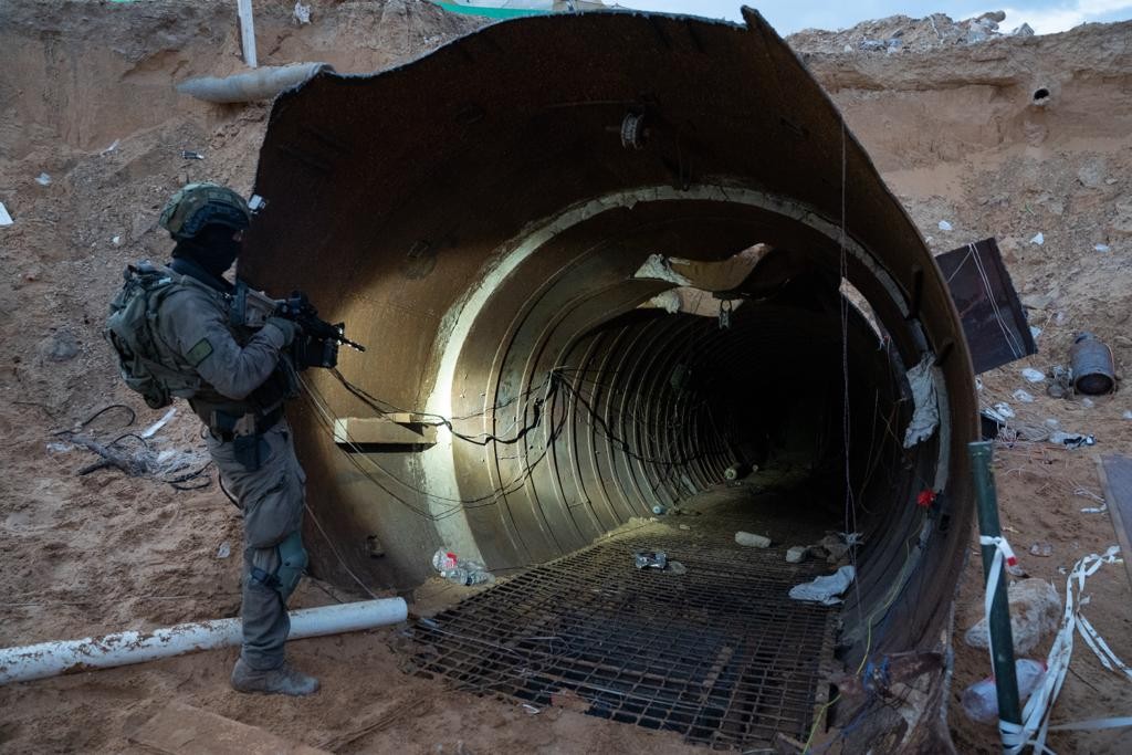 לוחמי צה"ל במנהרת הטרור הגדולה ביותר של החמאס ברצועת עזה | קרדיט: דובר צה"ל