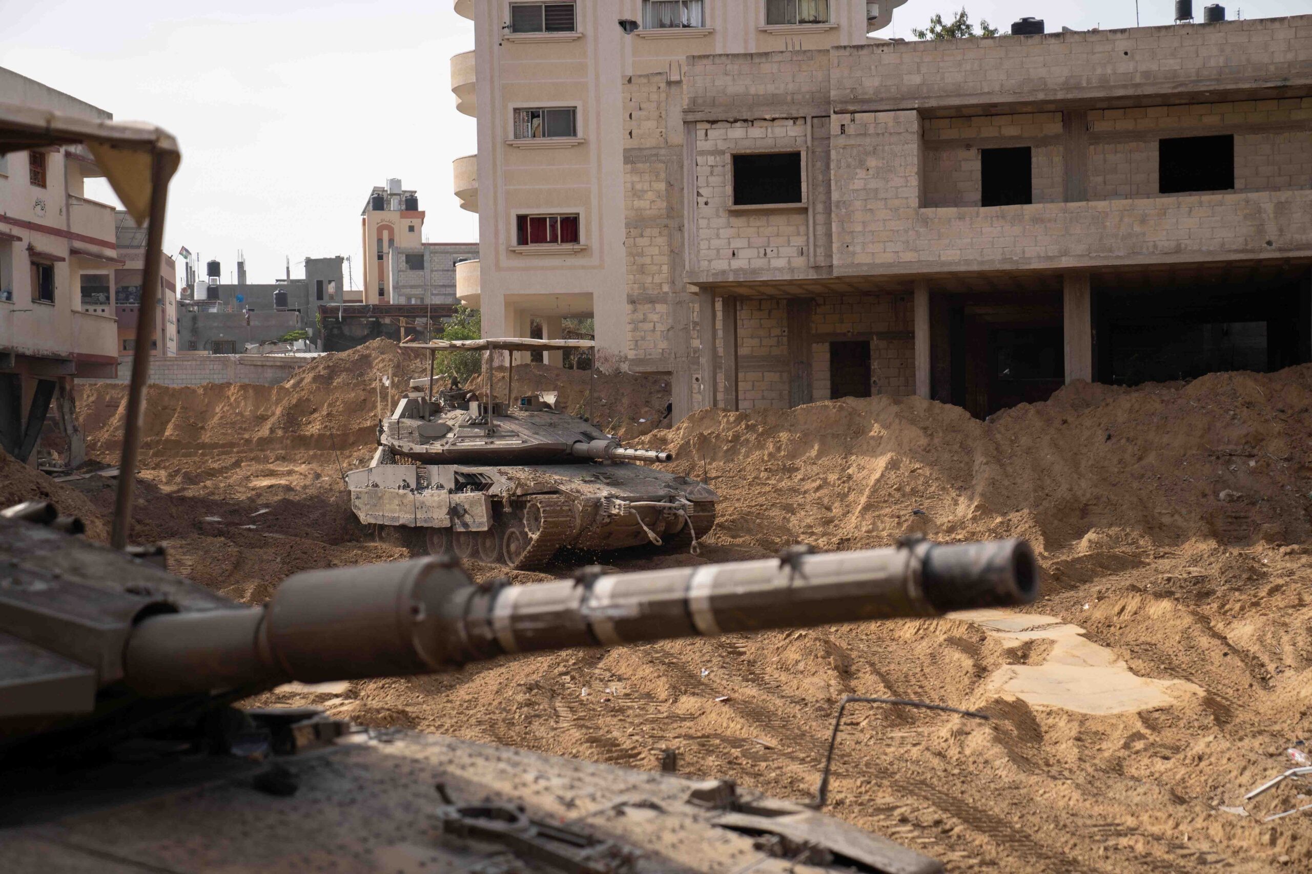 החטופים הניפו דגל לבן, על מבנה סמוך רוססה כתובת 'הצילו'