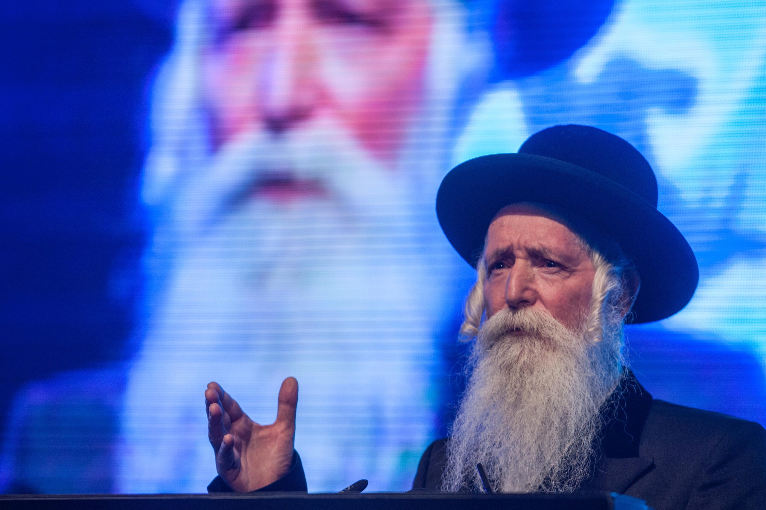 לדומם מחלוקות ולמסור נפשנו למען אחדות