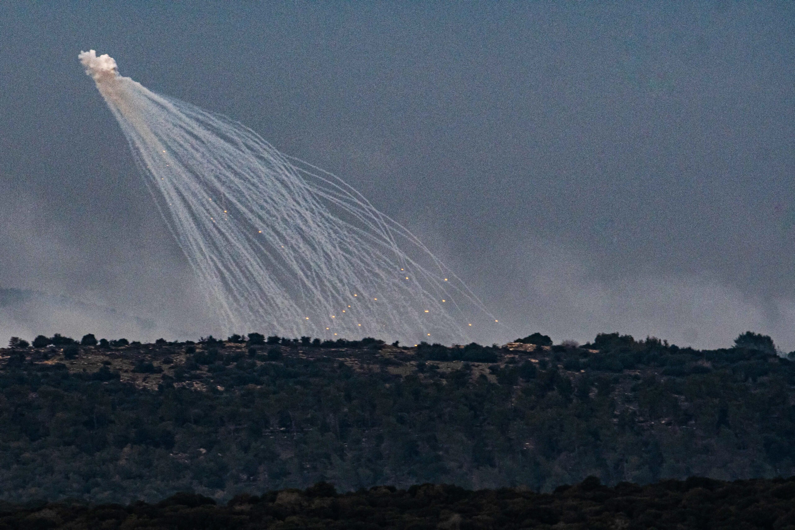 בתגובה לחיסול אל עארורי: עשרות רקטות שוגרו לעבר הר מירון