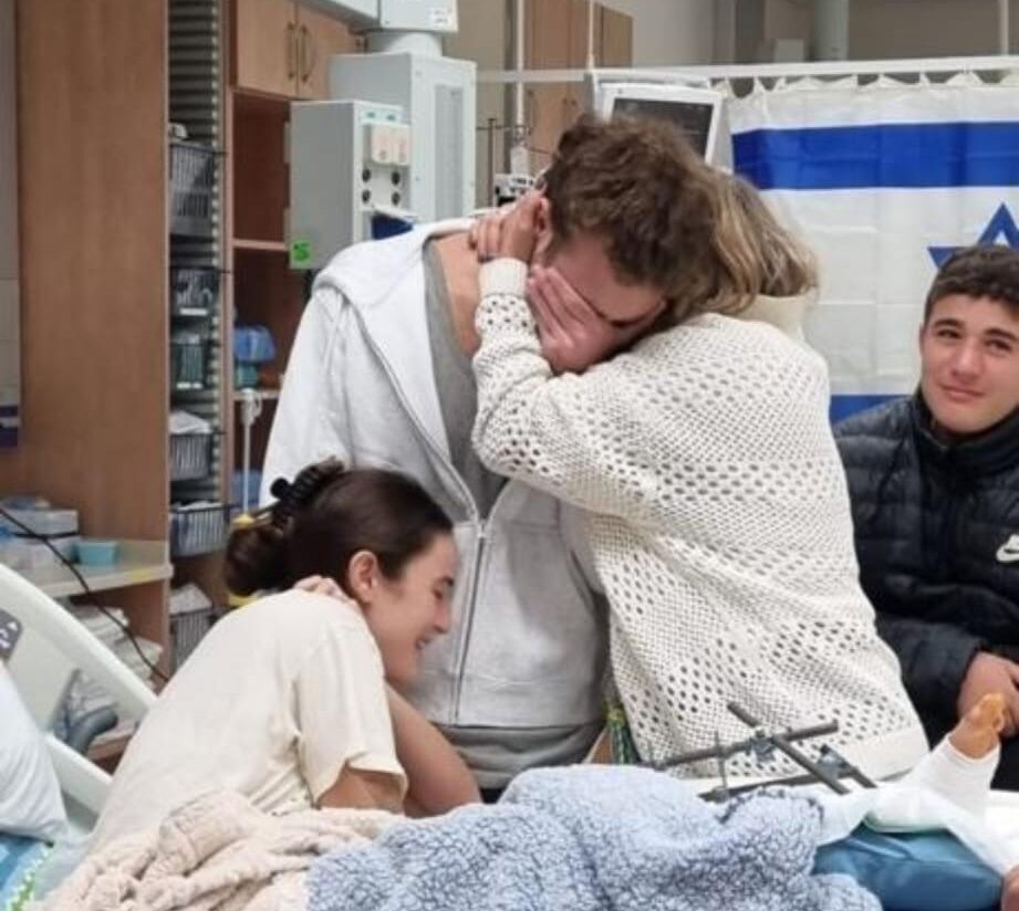 האחים מיה ואיתי רגב בביה"ח סורוקה | קרדיט צילום: ללא