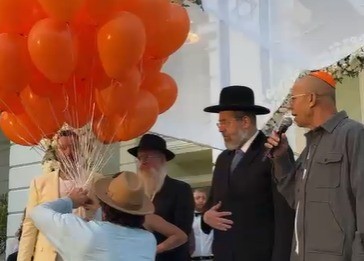 דידי הררי והרב לאו בחתונה, מפריחים בלונים כתומים להשבת החטופים | צילום: bride_shoot