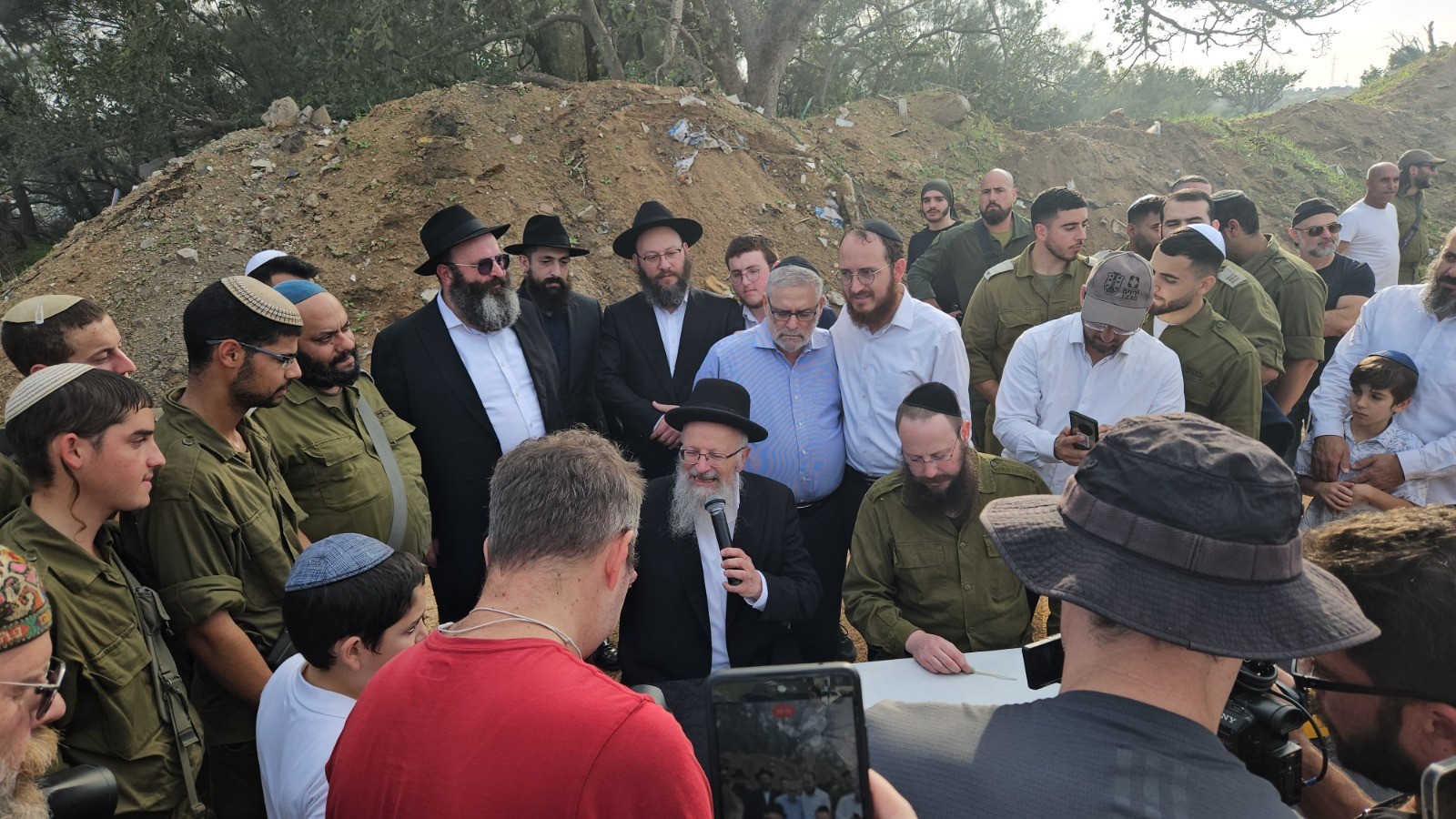 רגע לפני שיצאו לקרב בעזה: הלוחמים כתבו אות בספר תורה