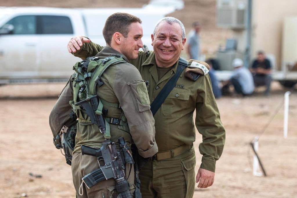 הלוחם גל ואביו, השר גדי איזנקוט | קרדיט: דובר צה"ל
