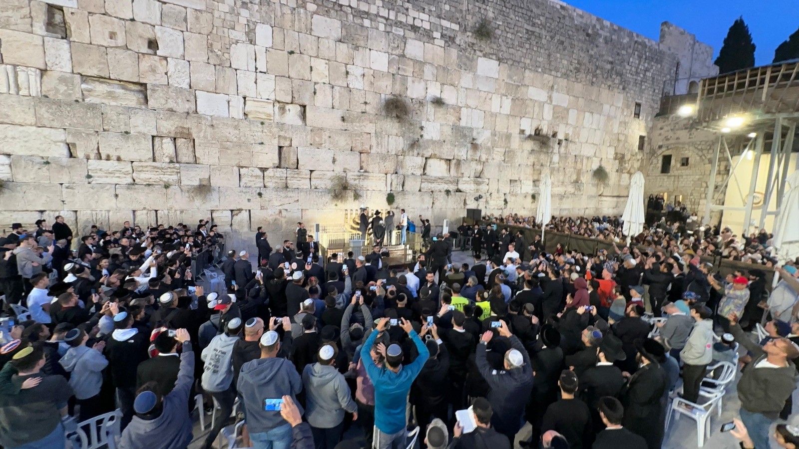 עוברות כל גבול: נשות הפרובוקציה תקפו נערה ברחבת הכותל