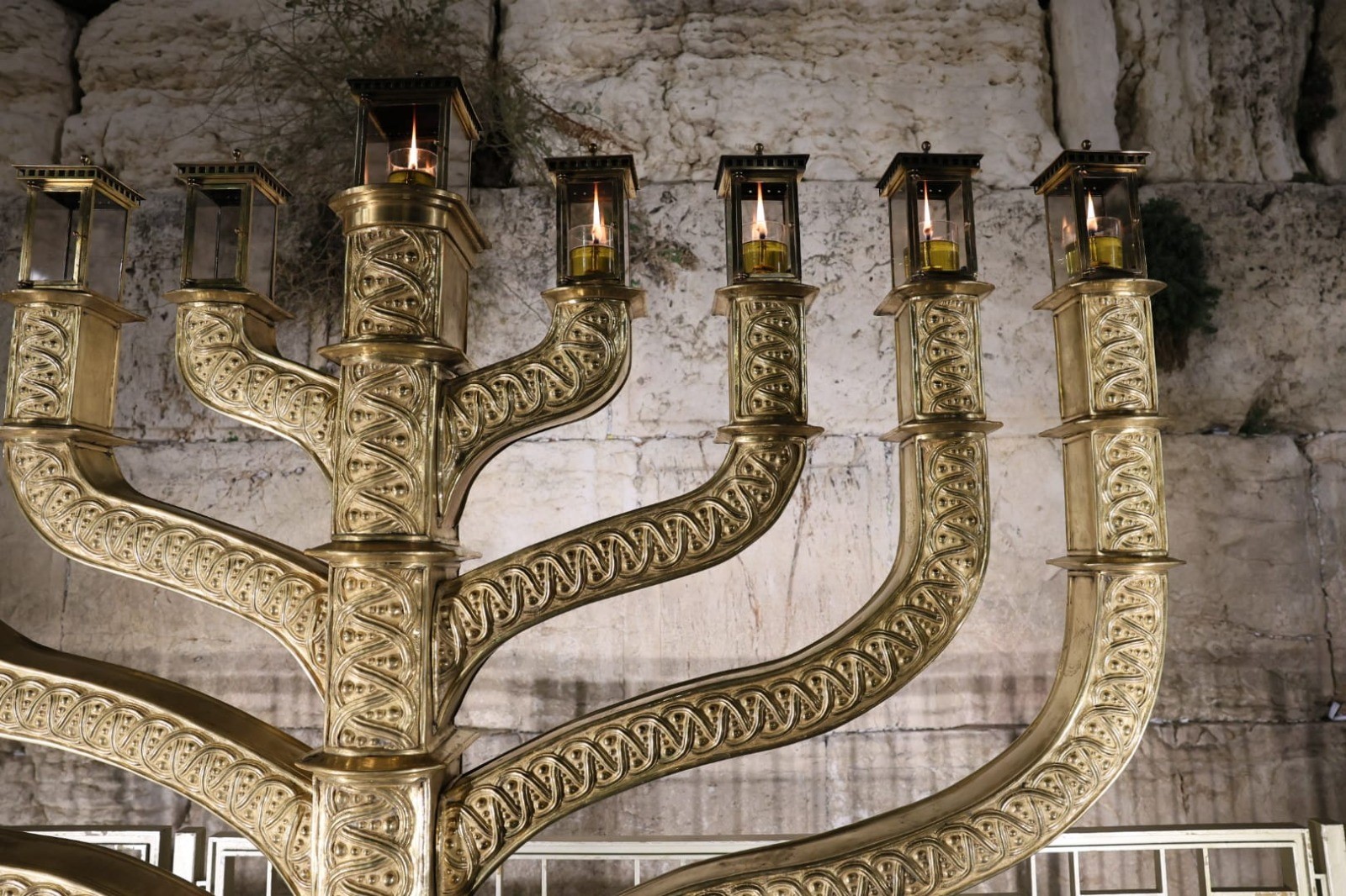 מתי מדליקים נרות חנוכה? זמני הדלקת הנרות לשנת תשפ"ה - 2024