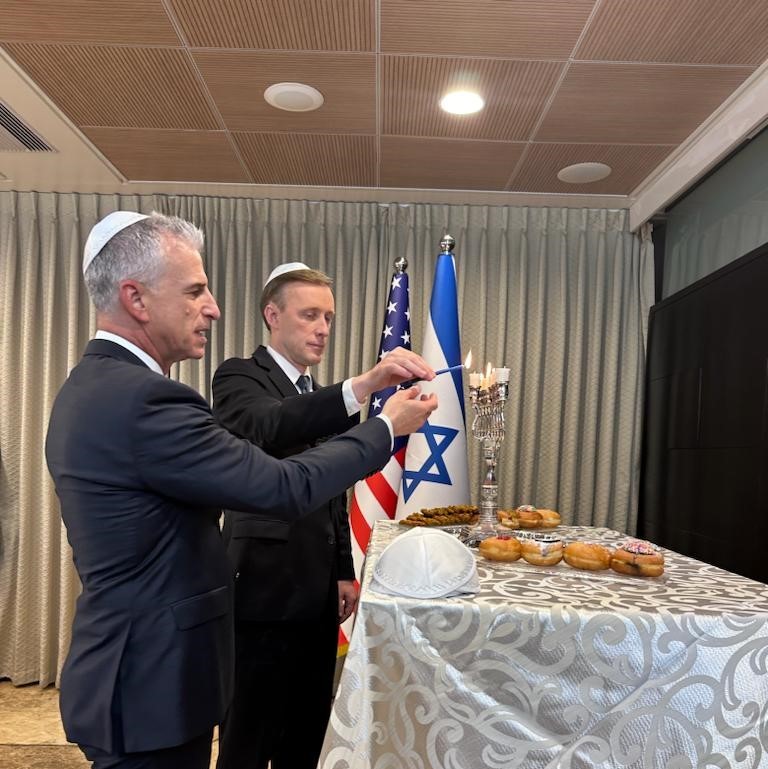 ראש המוסד דדי ברנע והיועץ לביטחון לאומי של ארה"ב, ג'ייק סאליבן, בהדלקת נרות חנוכה | ללא קרדיט