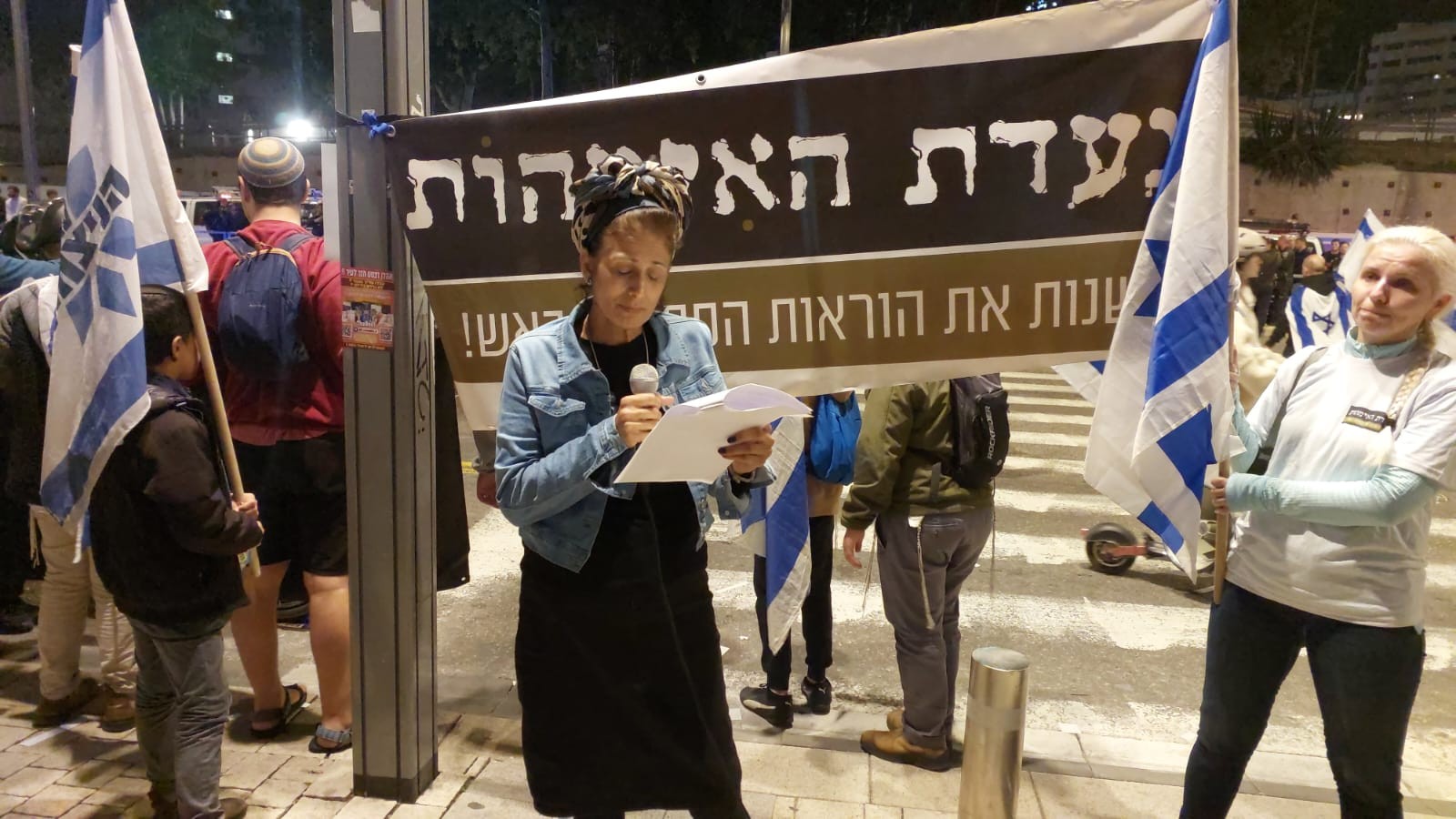 מאות אמהות של לוחמים צעדו מול הקריה: "לשטח בניינים בעזה"